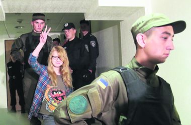 Суд над подозреваемыми в расстреле милиционеров в Киеве: девушку и школьника оставили в СИЗО