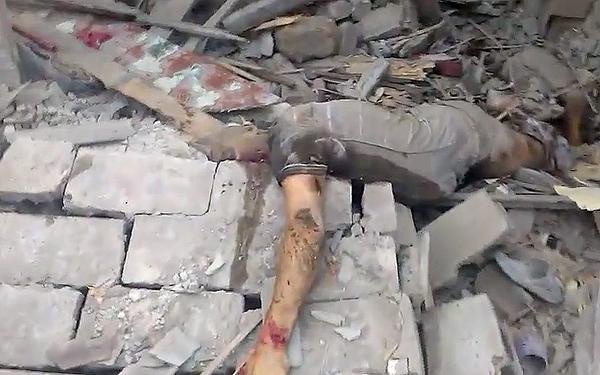 Горловка под обстрелами: в город прибывают боевики, а из-под завалов извлекают тела (фото,видео)