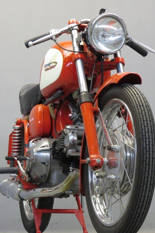 Старинный мотоцикл Aermacchi Ala Verde