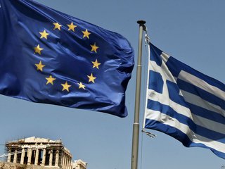 Еврокомиссия готова продлить программу помощи Греции на 35 млрд евро