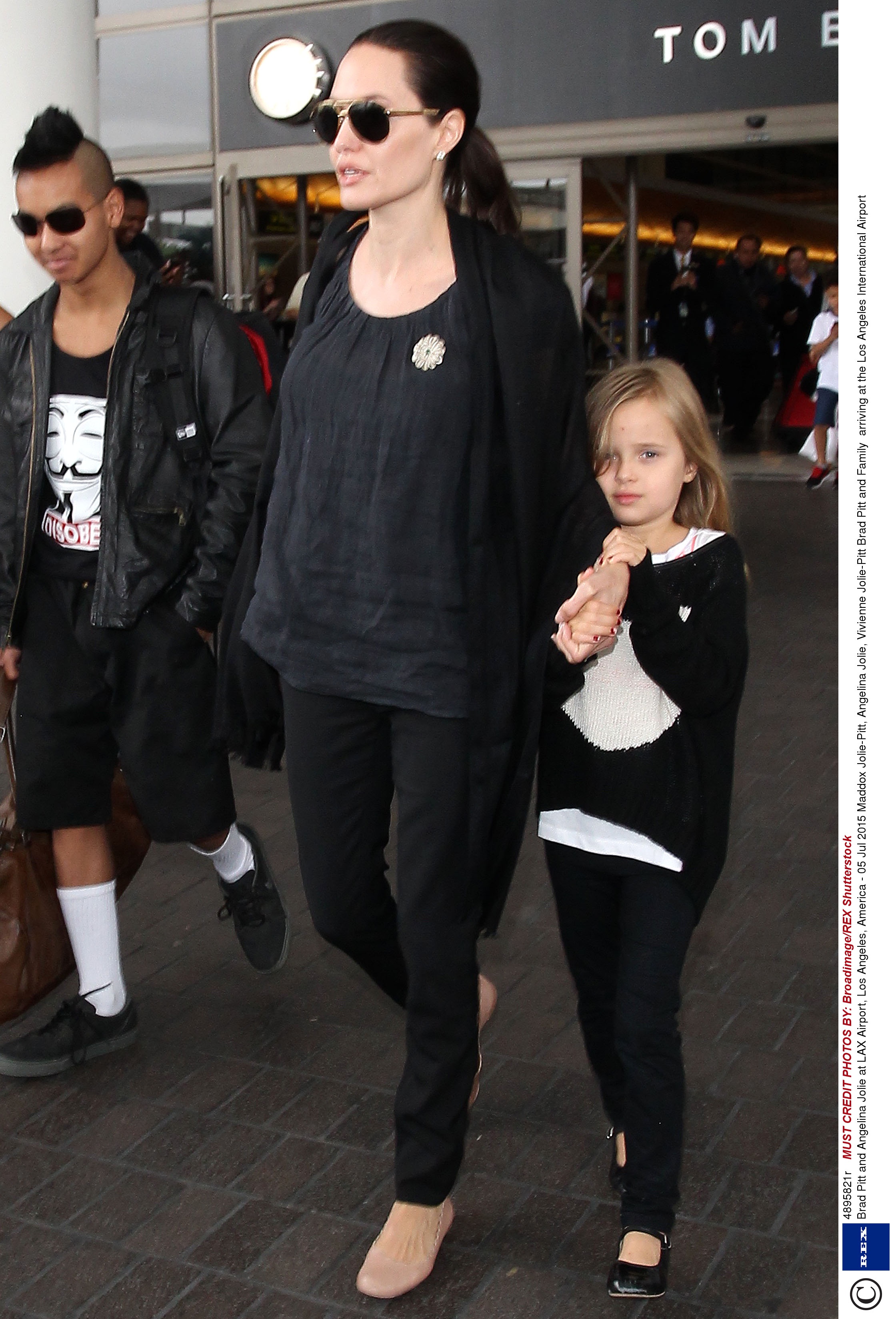 Дочь Джоли и Питта продолжает одеваться как мальчик (фото)