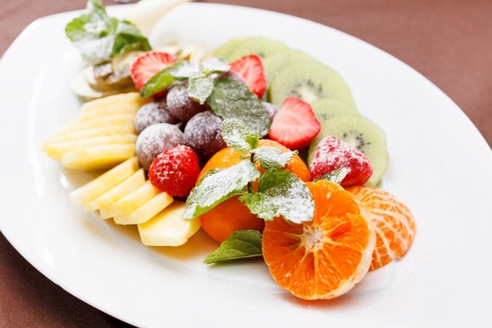 Летний трендовый десерт: глазурованные ягоды и цветы (ФОТО)