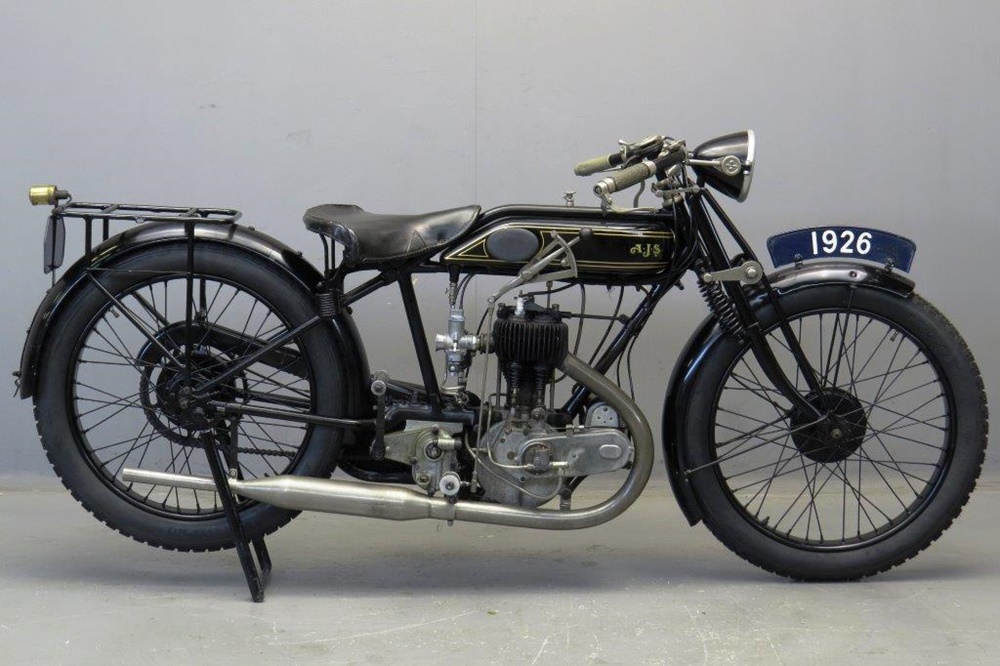 Старинный мотоцикл AJS G5 1926