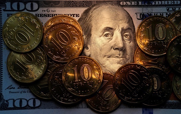 В России доллар подорожал еще на два рубля