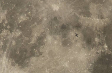 NASA опубликовало невероятное фото МКС на фоне Луны (фото)