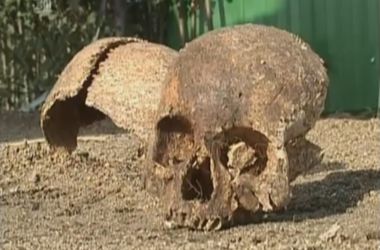 Суровая челябинская песочница: детям привезли песок с черепами