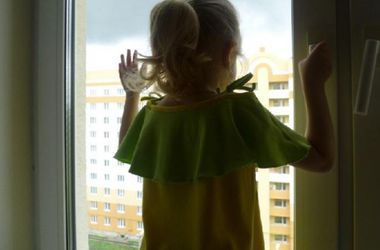 В Днепродзержинске из окна многоэтажки во время игры выпала 7-летняя девочка