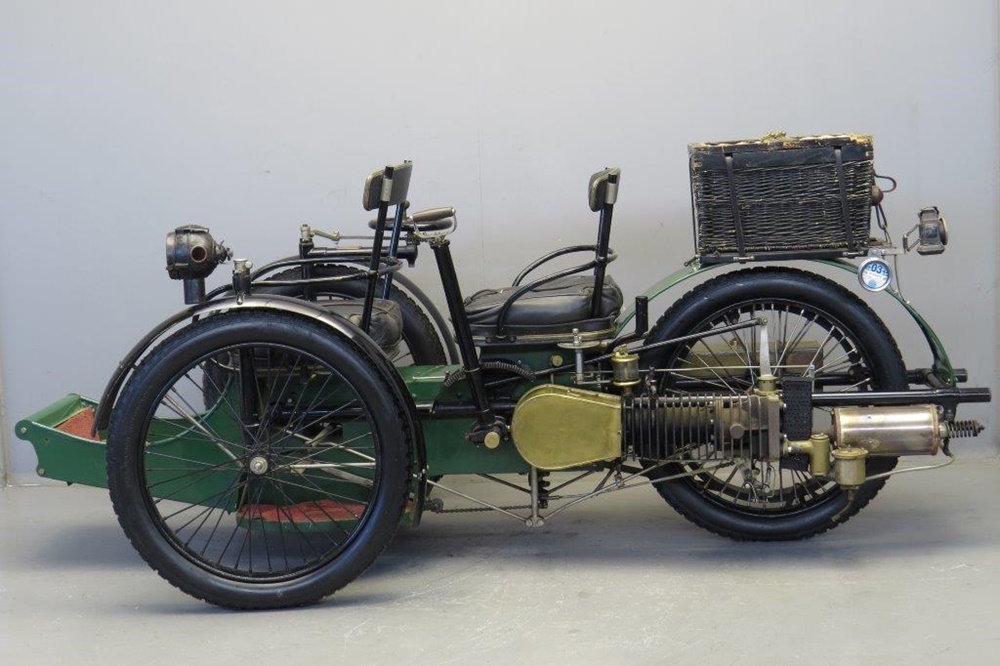 Старинный трицикл Leon Bollee Voiturette 1897