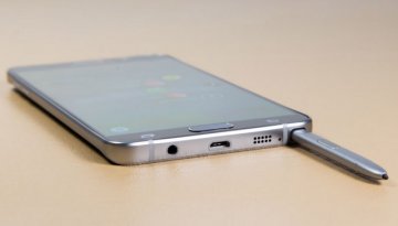 Вставив стилус не той стороной можно легко сломать Samsung Galaxy Note 5 (ФОТО)