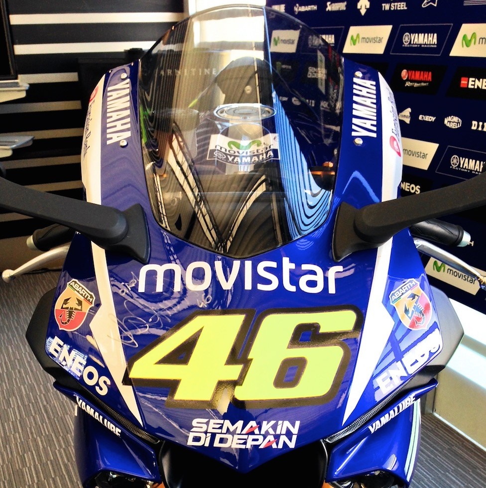 Спортбайк Yamaha YZF-R1 2015 Movistar MotoGP + автографы Росси