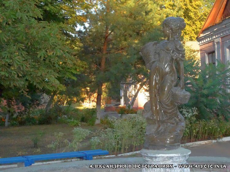 В Александрии отреставрированный фонтан украсила статуя девушки