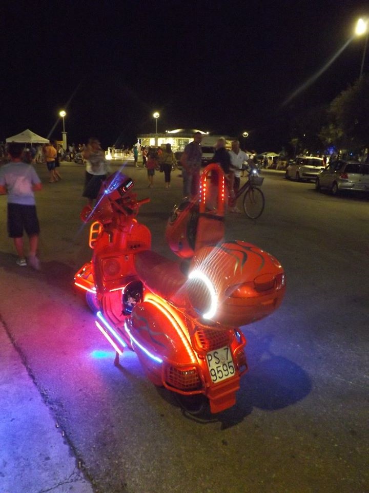 Скутер Vespa с яркой подсветкой